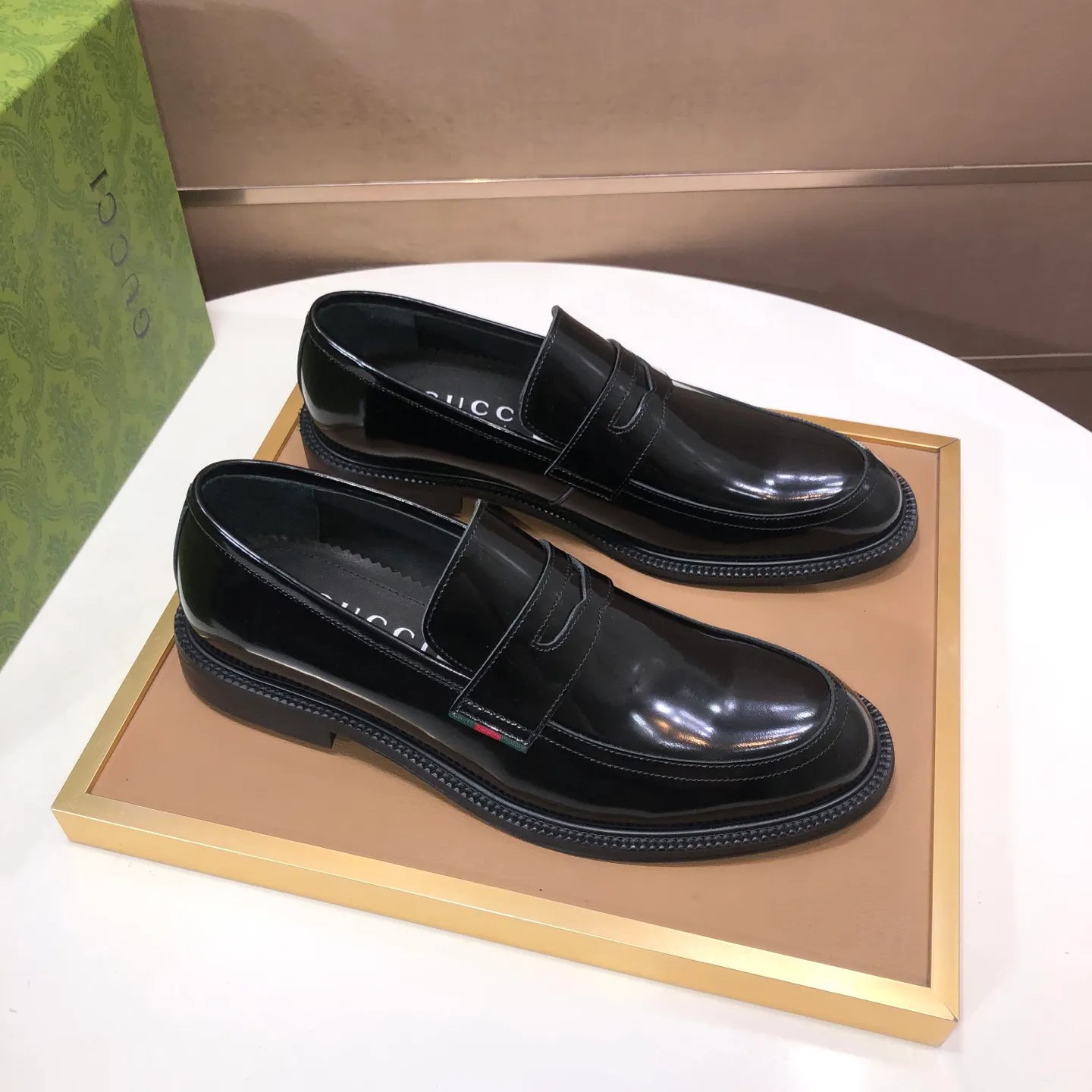 Factory batch 500💰Italy’s top luxury men’s shoe giant (GUCCI) (Gucci) (full cowhide lining) new arrival🍃Original European style🔰 Pleasant to the eye😍In order to make the shoes more durable and non-deformable🌀The production continues to follow traditional methods but there is still no lack of innovation💪The original sheepskin is selected for the leather♻️Smooth, natural and extra bright⭐Made of imported cowhide The rich man’s first choice 38-45 (45 customized)